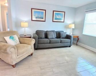 Gecko - Lrg Deck River Kayak Launch Updated 1.3m To Beach - Bonita Springs - Living room