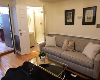 Historic townhouse with modern comfort—Urban oasis with hot tub! - Alexandria - Salon