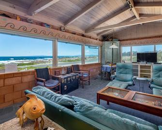 Oceanfront: Step to the Beach from Your Porch! - Pacific Grove - Living room