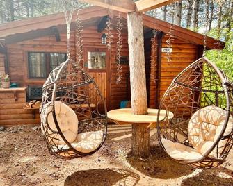 Cozy cabin in the heart of Hayward! - Hayward - Patio