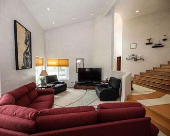 Huge Upscale Alamosa Home with Hot Springs Admission Included for up to 10 - Alamosa - Olohuone