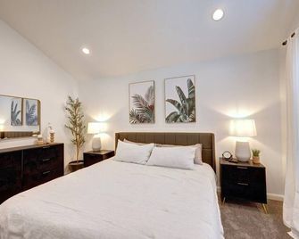 New Listing! 3 Bedroom with Hot Tub - Long Beach - Bedroom