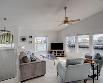 Fantastic Canal front cottage with ocean access - Jensen Beach - Living room