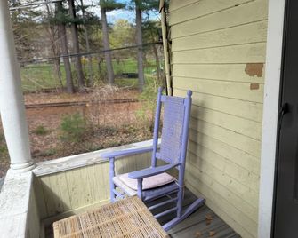Cozy 1-bedroom studio in serene Great Barrington with AC - Great Barrington - Varanda