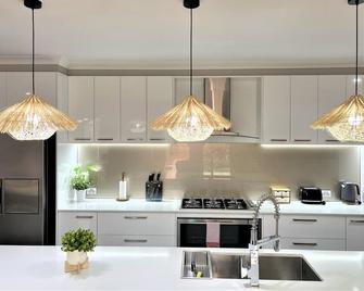 Stunning 2BR house with garage and spa - Mildura - Kitchen