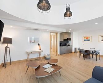 Malibu Sand Suites #13 by Stay Awhile Villas - Malibu - Living room