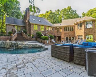 Luxurious Private Lakefront Paradise home - Mooresville - Pool