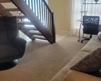 Spacious 3-Bedroom Apartment Perfect for Families and Groups - Slidell - Living room