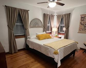 Privacy in the hills one hour from NYC and minutes to Breakneck Mtn. - Carmel - Bedroom