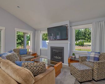 A modern cozy cottage in your own wooded backyard located mid Vancouver Island. - Qualicum Beach - Living room