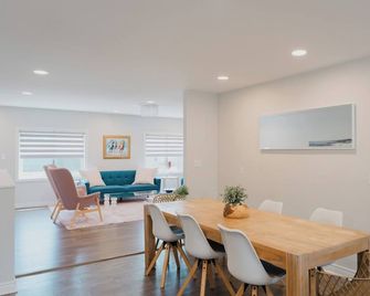 The Upper Deck- Beach Access, Passes, Sun + Fun! - Crystal Beach - Dining room