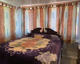 New Listing! Private Studio Annex - With Cozy Garden Close Lax - Hawthorne - Bedroom