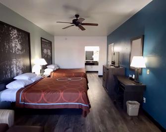 Super 8 by Wyndham Forney/East Dallas - Forney - Bedroom