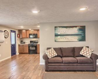 17 Miles From Crystal Mountain Sleeps 6, Pet Friendly, Fire Pit, Keyless Entry\n - Interlochen - 客廳