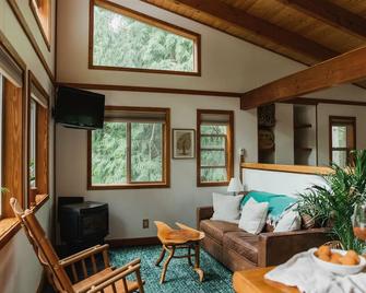 Sky suite 1 at the Savary Island Resort - Lund - Living room