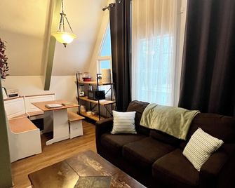 Close to Nature, Beaches, Hiking, Golf, Ski & Downtown - Gaylord - Soggiorno