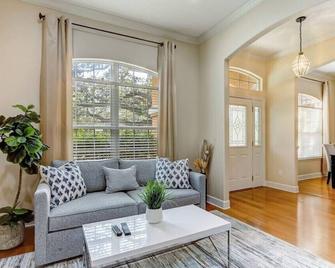 Elegance by the Sea | 5-min walk to quiet beach - Vilano Beach - Living room