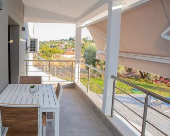 Villa Llanaj Residence 2 by Luxlikehome - Nea Poteidaia - Balkon