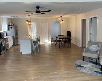 Charming 2-bed cottage on Bass Lake with access to public beach and boat launch. - Knox - Living room
