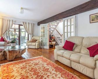 Home in The Vale of Evesham with Hot Tub - Evesham - Living room