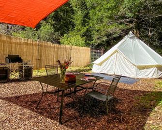 Glamping in the Redwoods with a hot tub! - Garberville - Terasa