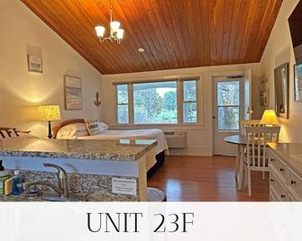 Island Inn - Oak Bluffs