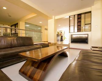 Waridi Paradise Hotel & Suites - Nairobi - Living room