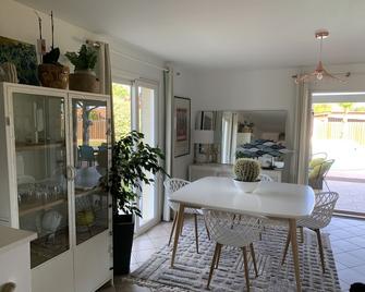 Villa 5 Piéces Avec Piscine - Le Porge - Comedor