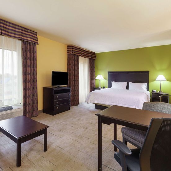 Bedroom view of Hampton Inn & Suites Tulsa North/Owasso