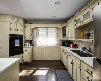 Close to Beach, Hot Tub, Pet Friendly, Firepit - Michigan City - Kitchen