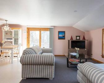 Cody Farms - Private Spacious 1 Bedroom Apartment - Saratoga Springs - Living room