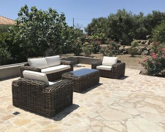 Luxury villa with private pool, wading pool, outdoor shower and sea view - Foinikounta - Patio