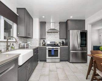 Charming 3 bedroom cottage with AC and WiFi in superb Long Beach location. - Long Beach - Kitchen