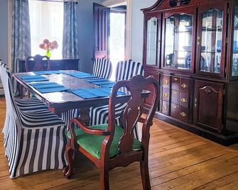 Petfriendly 2-bedroom apartment with AC only on bedroom & WiFi in Norwich - Norwich - Comedor