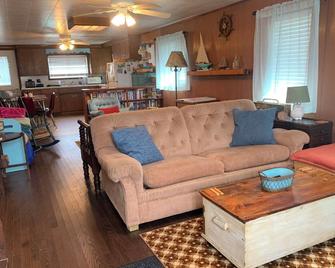 The Sandbox on beautiful Lake Erie - Simcoe - Living room