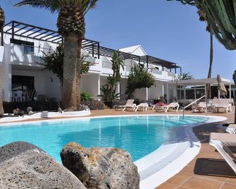 أبارتمنتوس لوس توليبانس - Puerto del Carmen - حوض السباحة