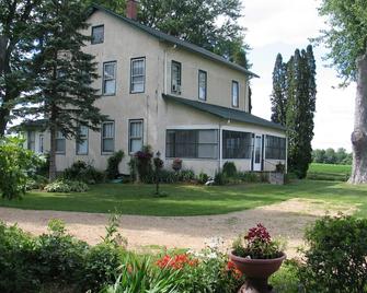 Cozy Country Historic Home - Clean,Spacious,Scenic - near Devil's Lake ,WI Dells - Mauston - Building
