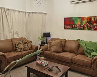 The Beautiful Trio 3 Homes for One Group - כרייסטצ'רץ' - סלון