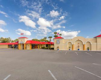 Howard Johnson by Wyndham Lakeland - Lakeland - Building