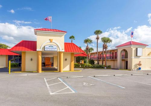 HOWARD JOHNSON BY WYNDHAM LAKE FRONT PARK KISSIMMEE - Prices & Hotel  Reviews (FL)