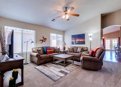 Super Home with Incredible Community Pool! - Maricopa - Σαλόνι