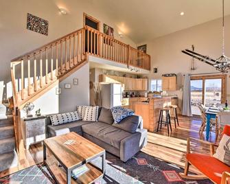 Nathrop Getaway with Collegiate Peak Views! - Nathrop - Living room