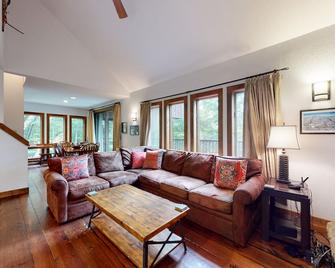 Plymouth Hideaway - Plymouth - Living room