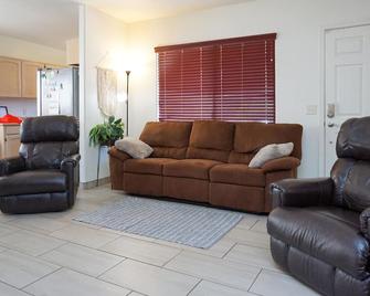 Beautiful Southeast Arizona Extraordinary Skies and Great Year Round Climate - Sierra Vista - Living room