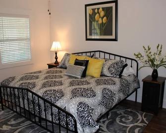 Beautiful Cottage, Short Walk to Downtown! No Extra Management Fees - Blue Ridge - Bedroom