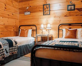 Take in Nature @ Whispering Woods, Secluded and Stylish - Hillsville - Спальня