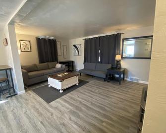 Green Bay Packer Game House or Resch Expo less than 1 mile from Lambeau Field - Green Bay - Sala de estar