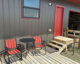 Cottontail Cottage-Peaceful 1-bedroom cottage with AC in charming Lander - Lander - Patio