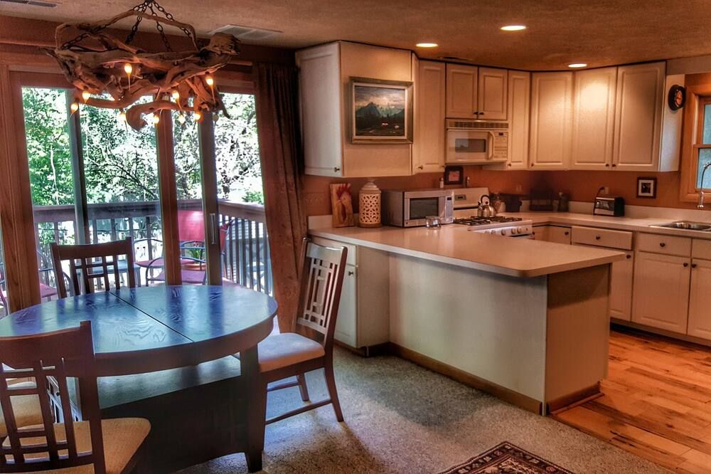 New Listing! On 62-Acre Broad Ripple Par - Indianápolis - Cocina