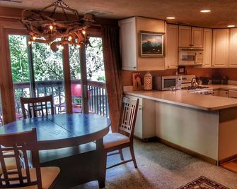 New Listing! On 62-Acre Broad Ripple Par - Indianápolis - Cocina